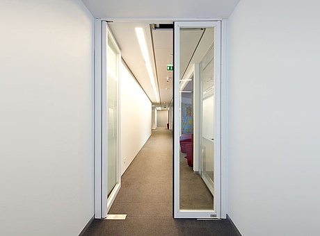 double action door, anti-finger-trap door, single action door in steel. forster presto.
Ideally for highly frequented buildings like shopping centers, hospitals, schools, airports etc.