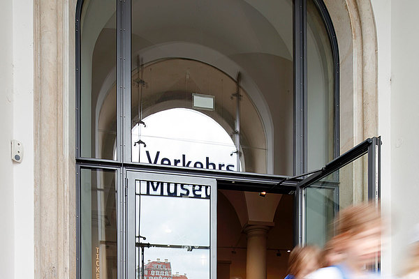 Einbruchhemmende Elemente mit Wärmedämmung im Eingangsbereich mit Blick auf die Ausstellung.
Verkehrsmuseum, Dresden